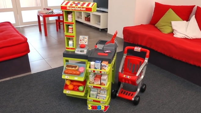 Supermarkt mit Einkaufswagen