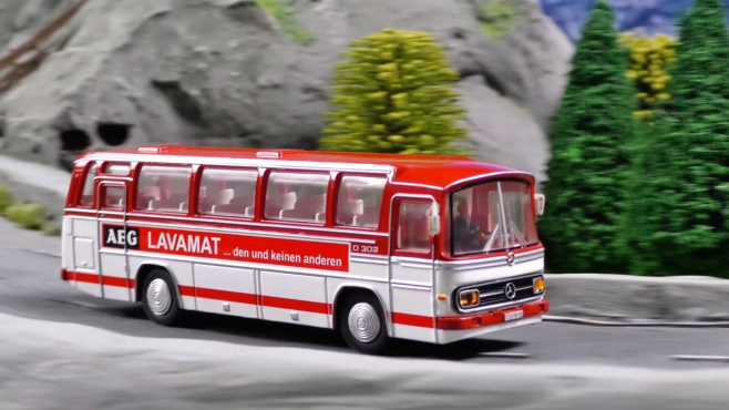 1:87 Mercedes-Benz Bus O302 rot AEG
